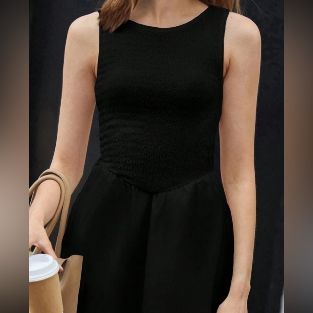 Elegant White Sleeveless Dress - Picture 8 of 16